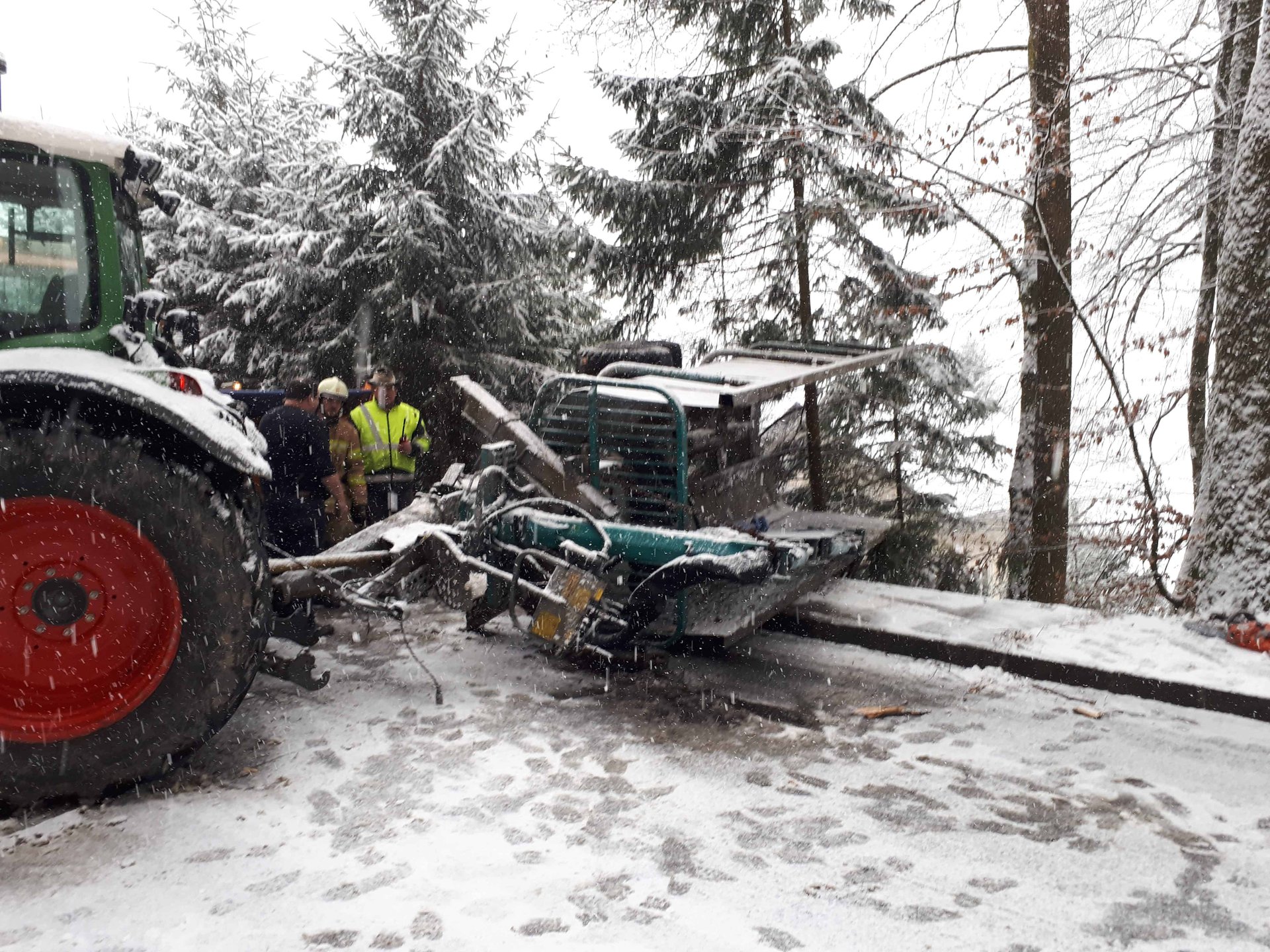 Einsatz_Traktor_Holzanhänger_Fahrzeugbergung-2018-02-03-03