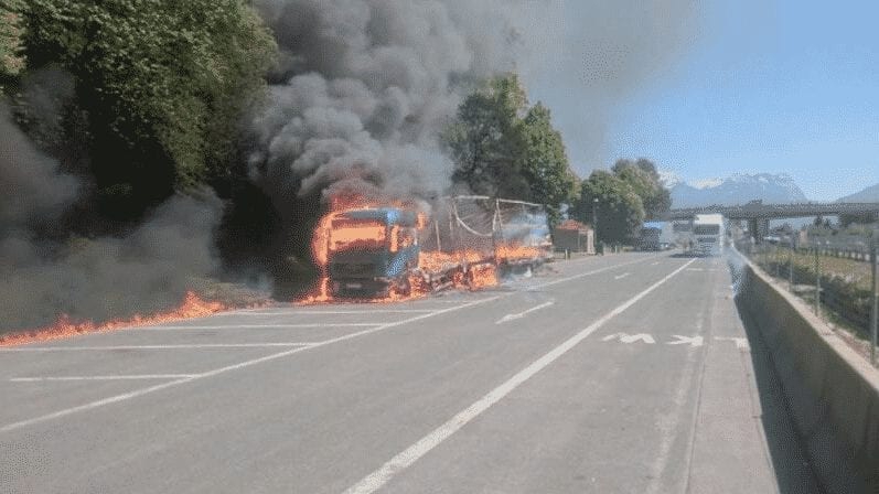 LKW Brand auf der Autobahn in Hallein
