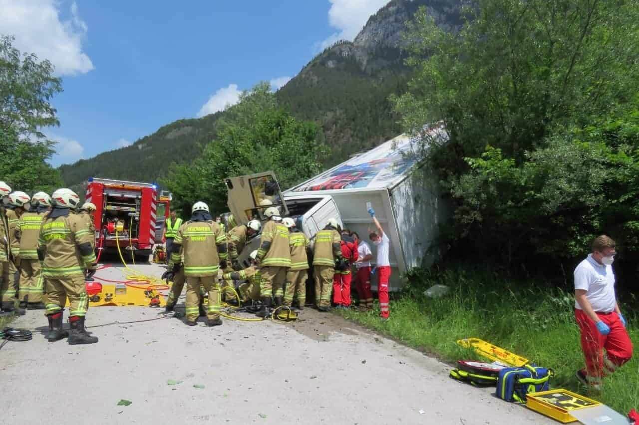 Feuerwehren Pfarrwerfen und Werfen bei LKW Unfall gefordert