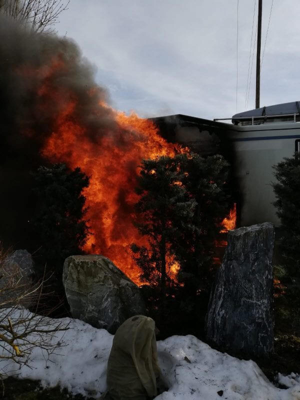 Brand eines Wohnmobils auf Campingplatz - Einsatz für die Feuerwehr St. Johann