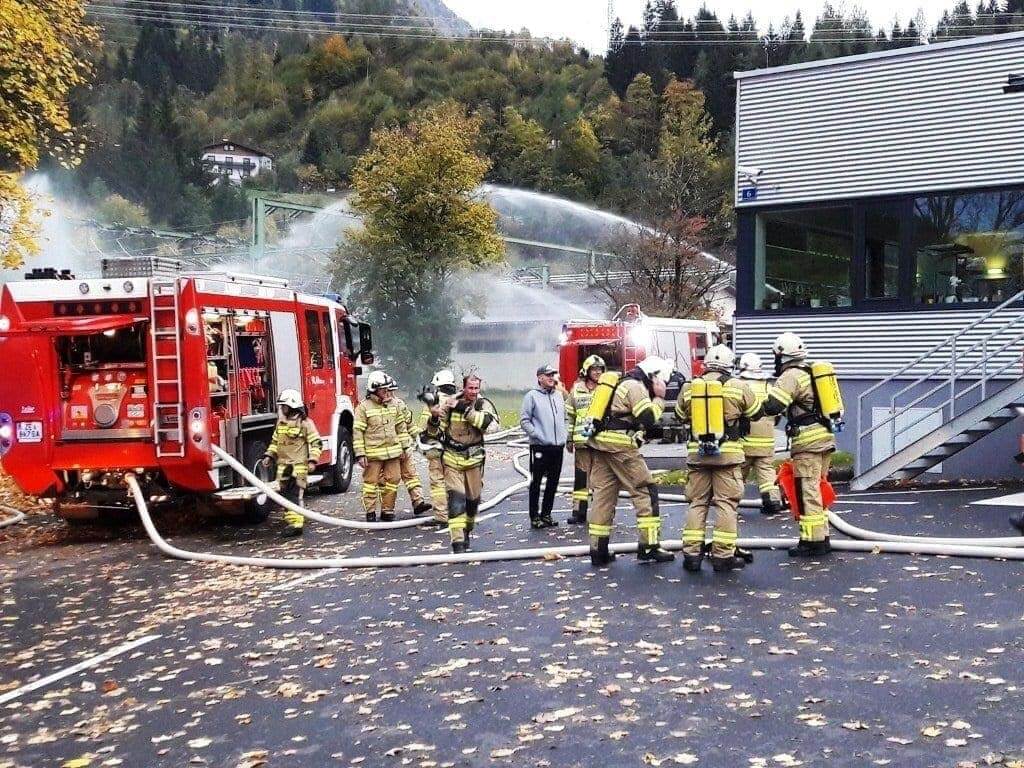 Feuerwehren übten erstmals mit neuen Digitalfunkgeräten bei Abschnittsübung in Kaprun
