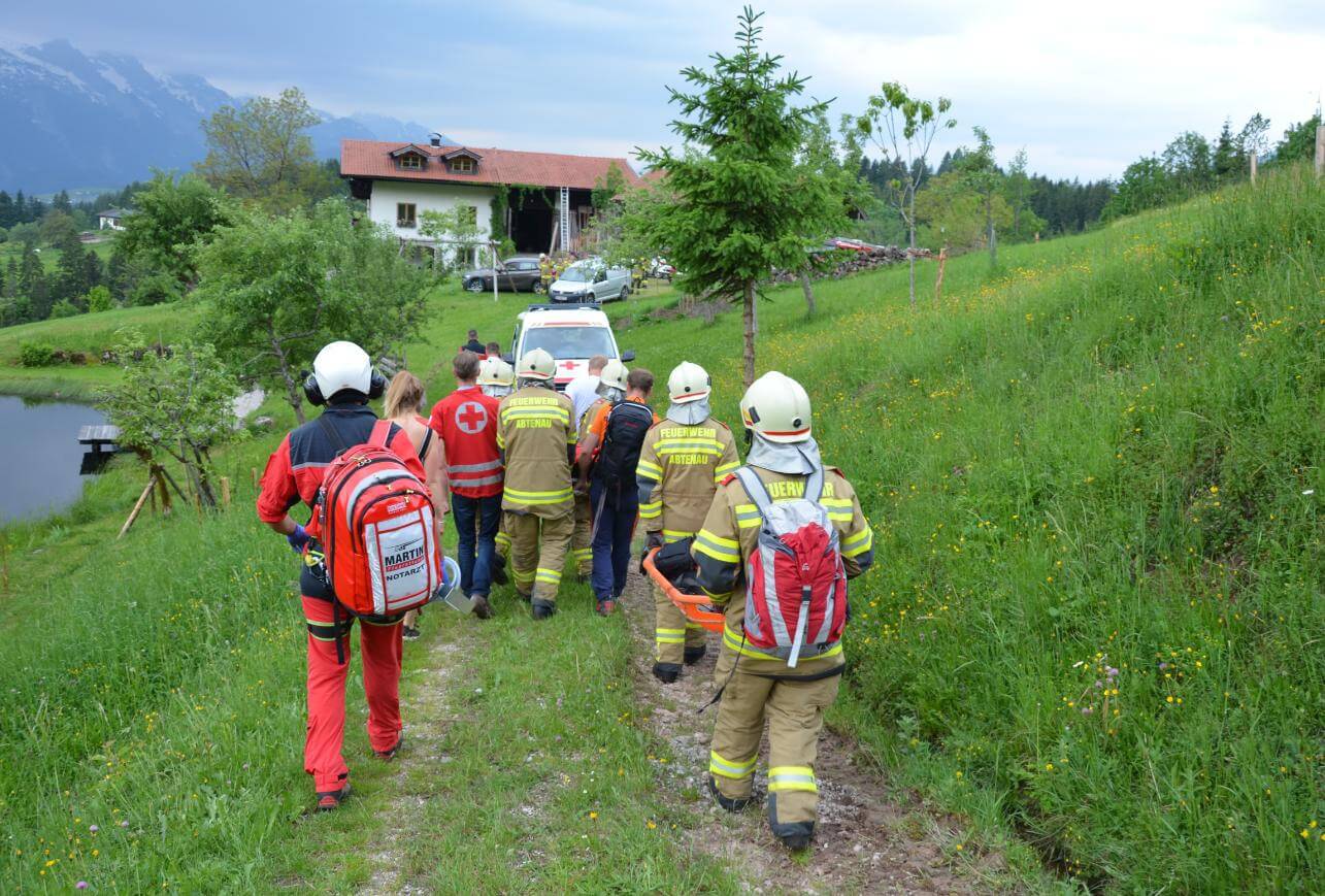 Forstunfall und Fahrzeugabsturz in Abtenau