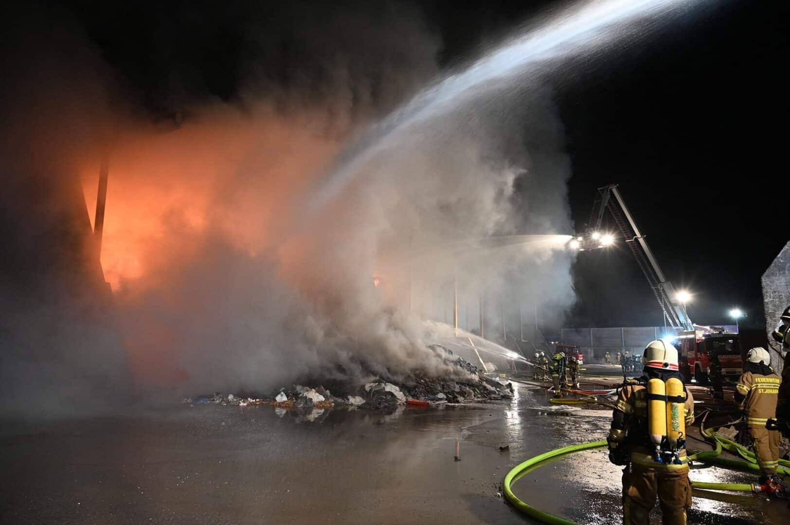 Großbrand bei Entsorgungsbetrieb in St. Johann im Pongau