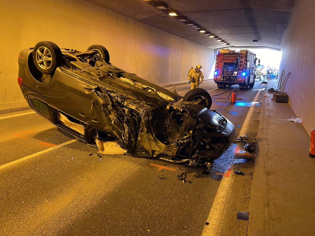 Verkehrsunfall auf der b156 in der unterflurtrasse göming