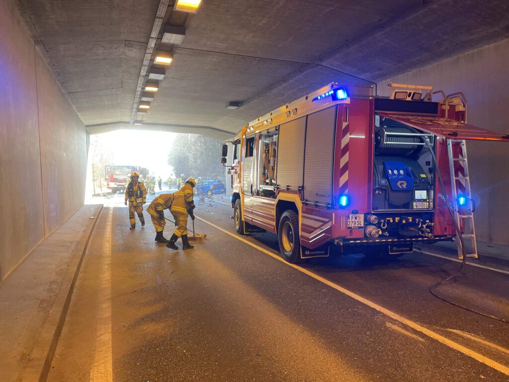 Verkehrsunfall auf der b156 in der unterflurtrasse göming