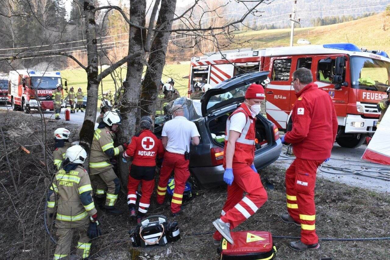 Schwerer Verkehrsunfall mit eingeklemmter Person in Abtenau