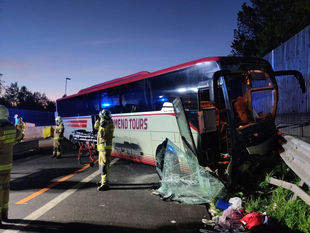 Verkehrsunfall mit Reisebus auf Autobahn A1 zwischen Hallwang und Eugendorf