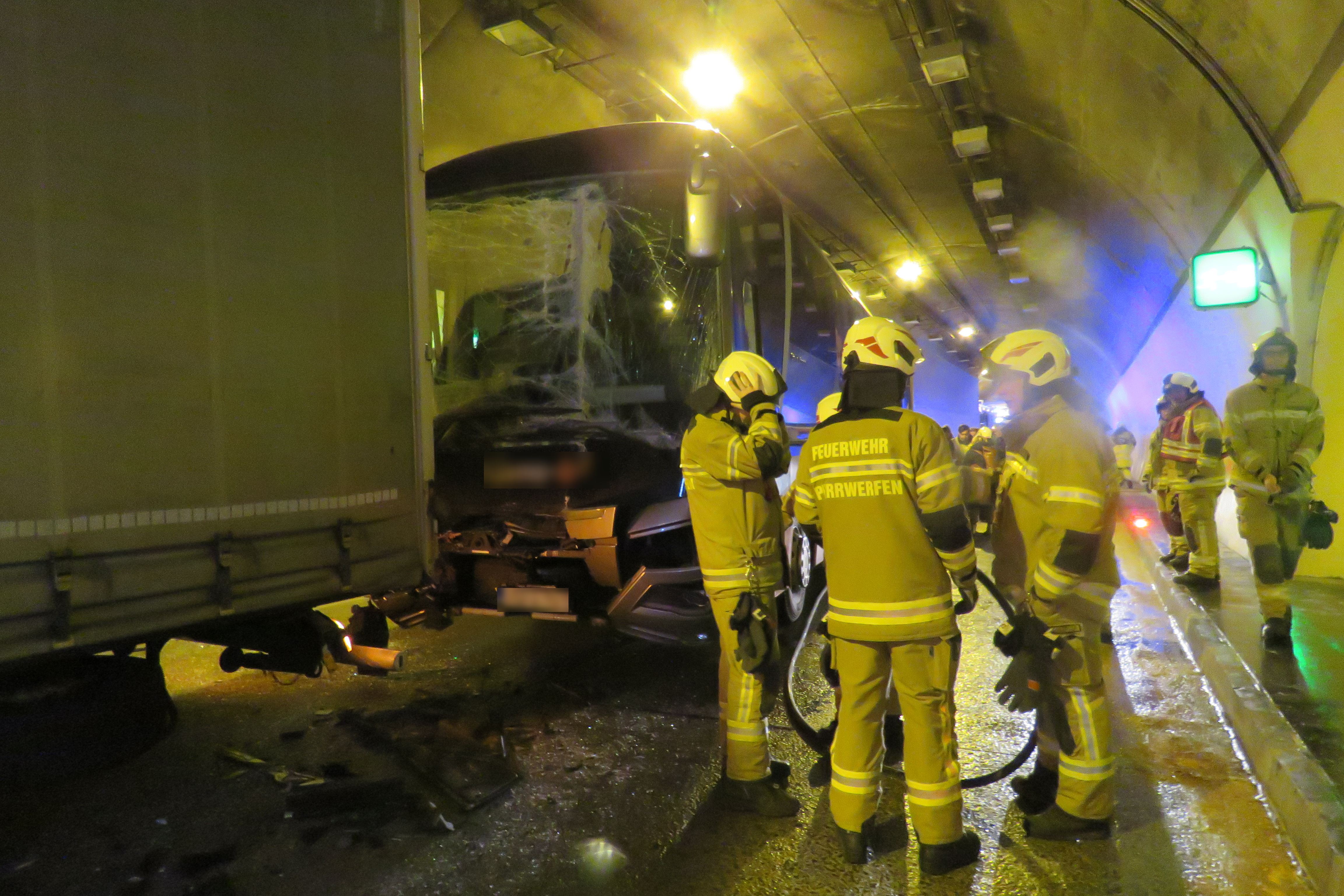 Reisebus mit 24 Insassen an Verkehrsunfall im Helbersbergtunnel beteiligt