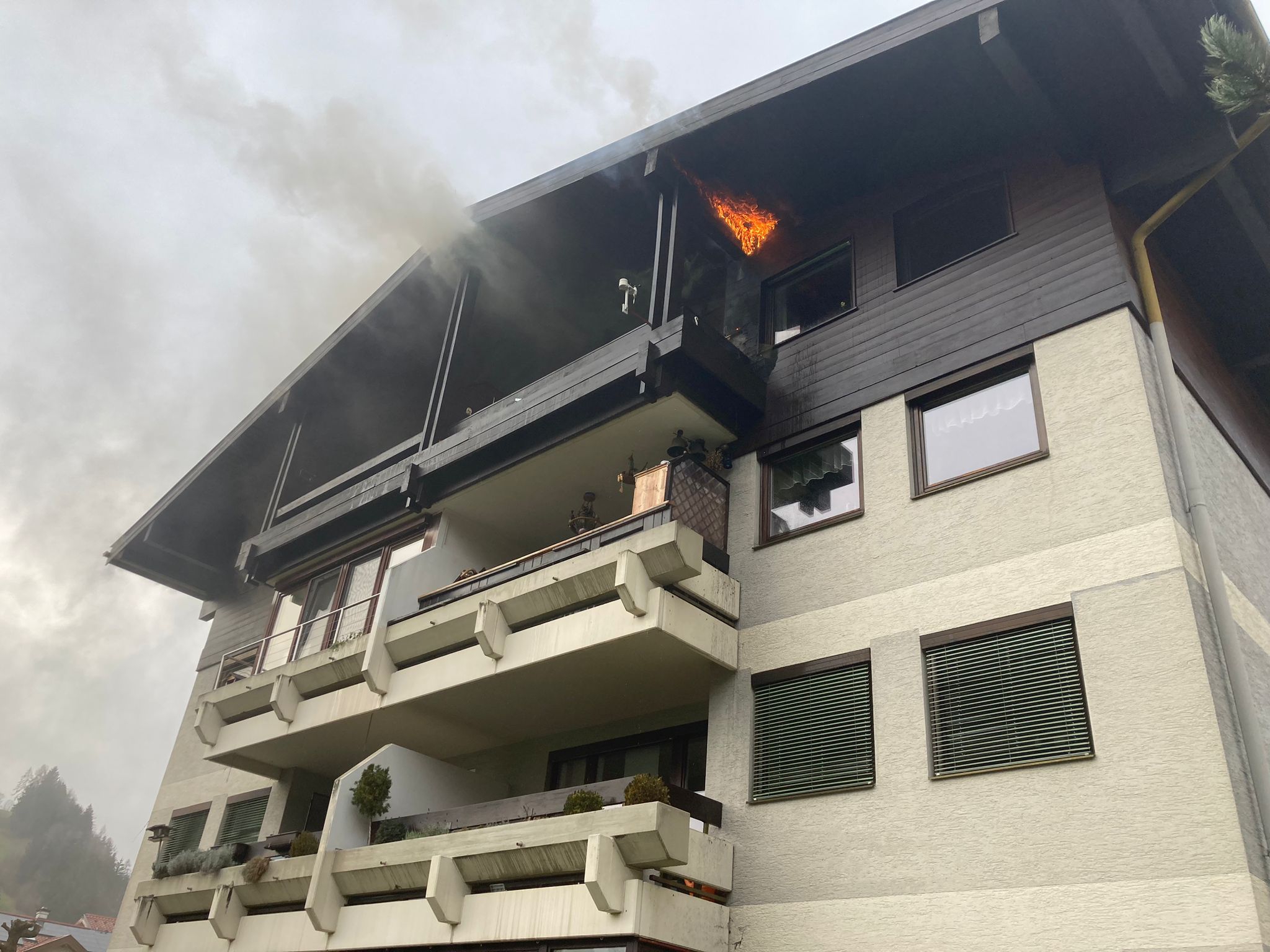 Bischofshofen: Brand auf Balkon von Mehrparteienhaus greift auf Dachstuhl über