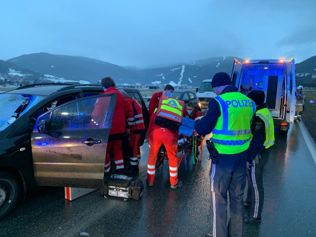 Verkehrsunfall mit verletzter Person in Unternberg auf der B96
