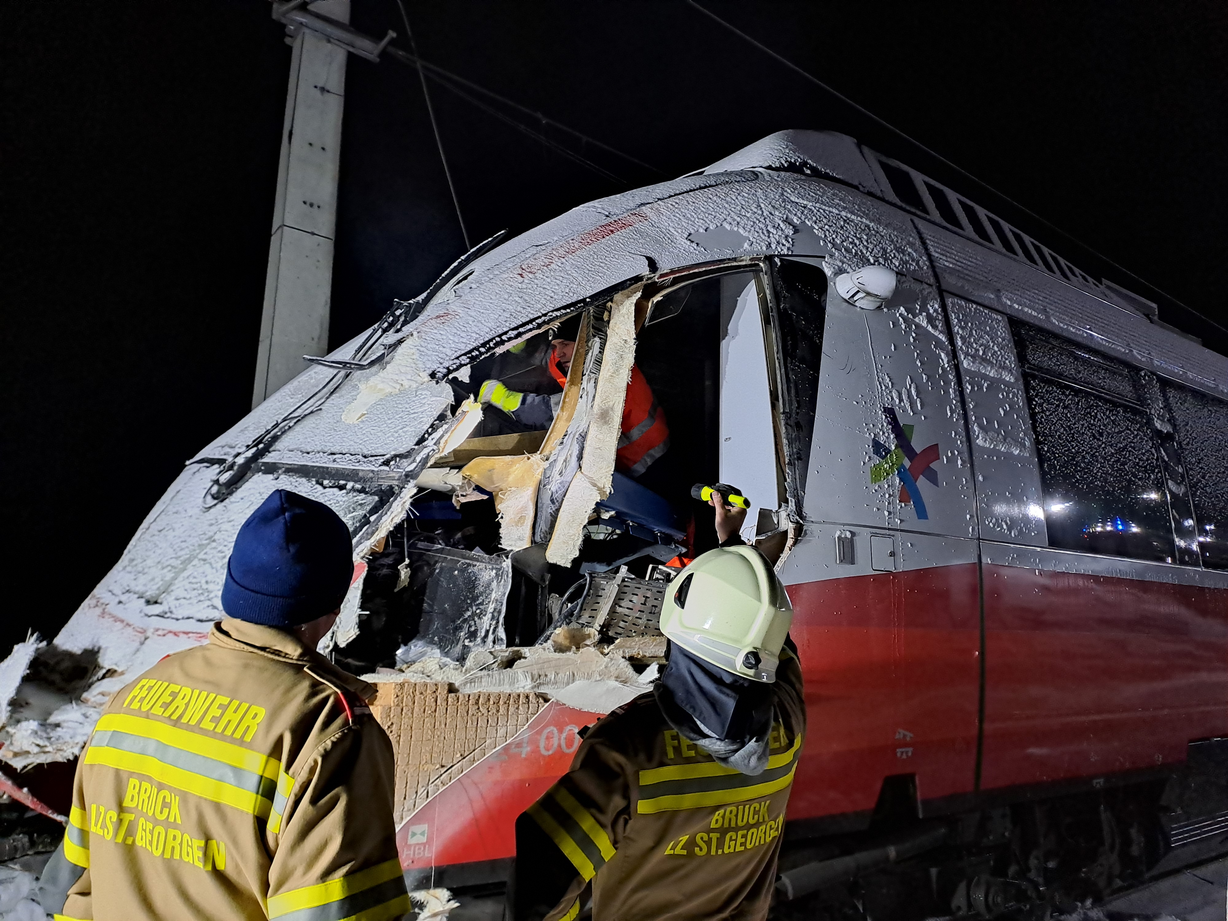ÖBB-Zug erfasst LKW in Bruck