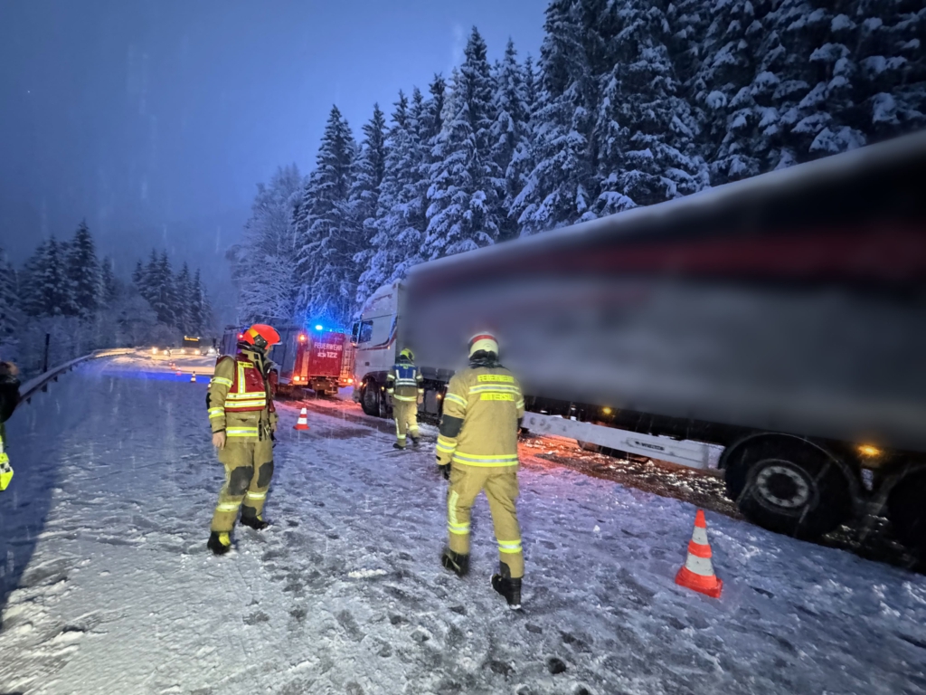Feuerwehren durch Schneefall gefordert