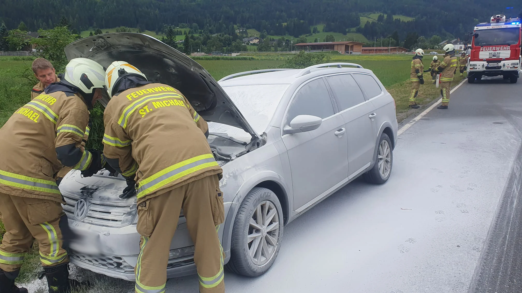 Fahrzeugbrand auf der B99 bei St. Michael