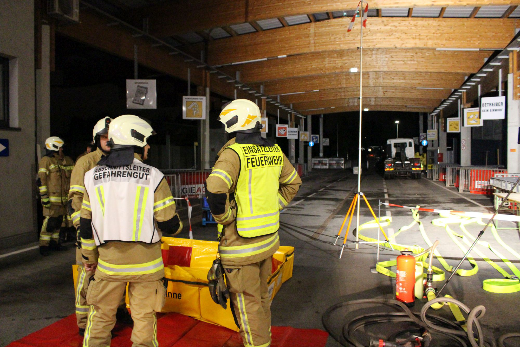 Übung des Gefahrgutzugs 4 Flachgau