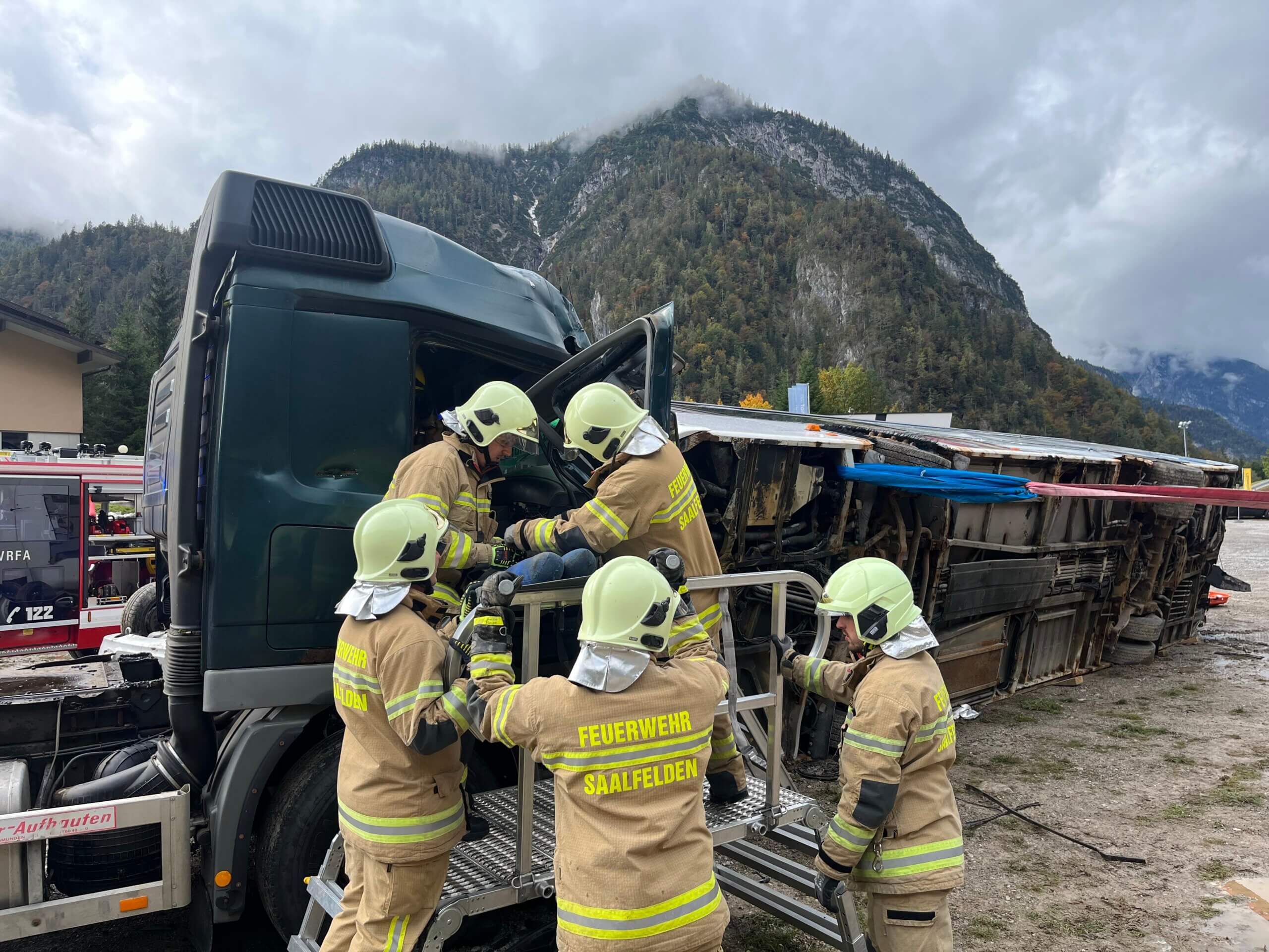 Technische Übung mit Bus und LKW in Saalfelden