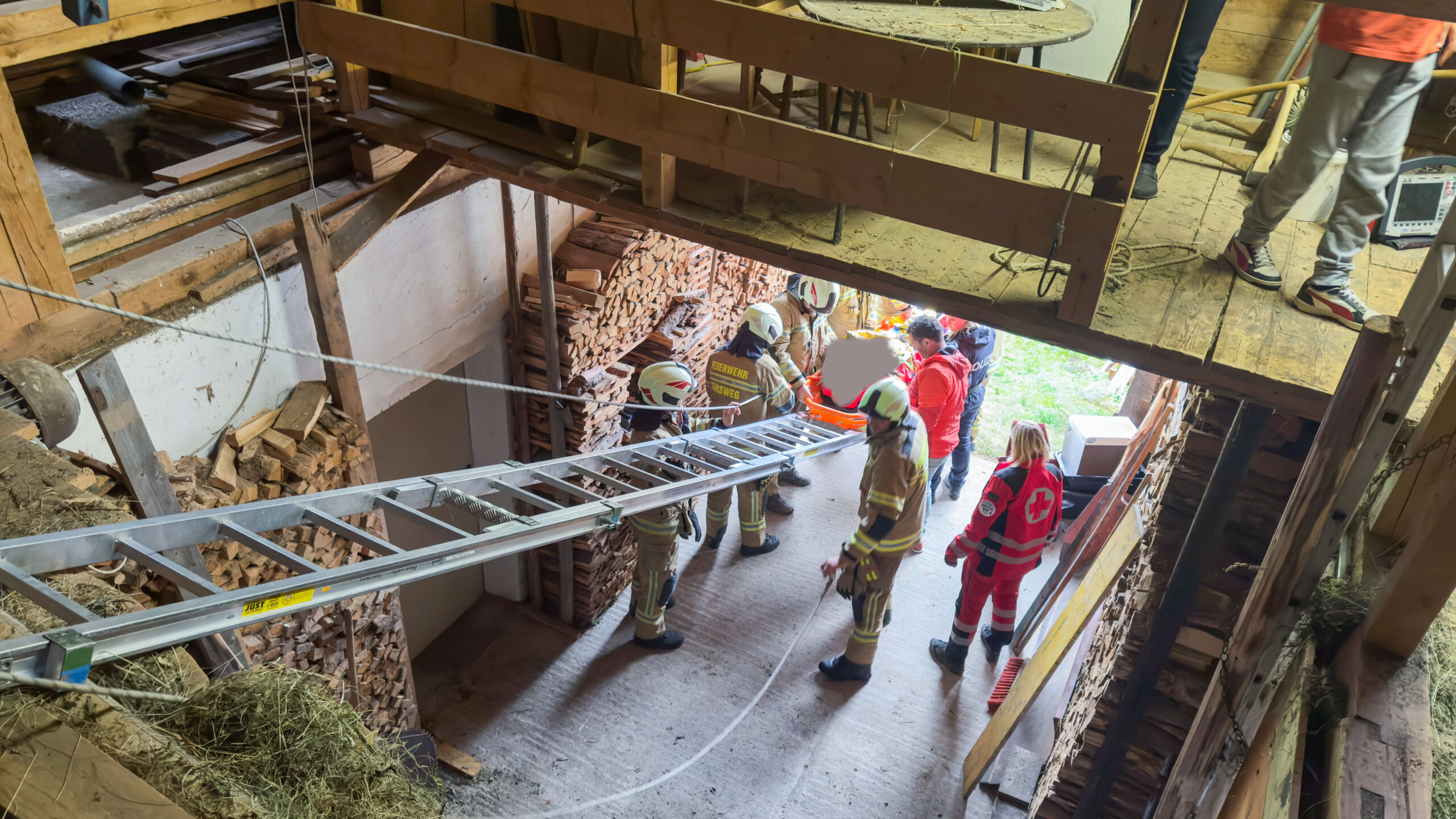 Personenrettung aus Heuboden