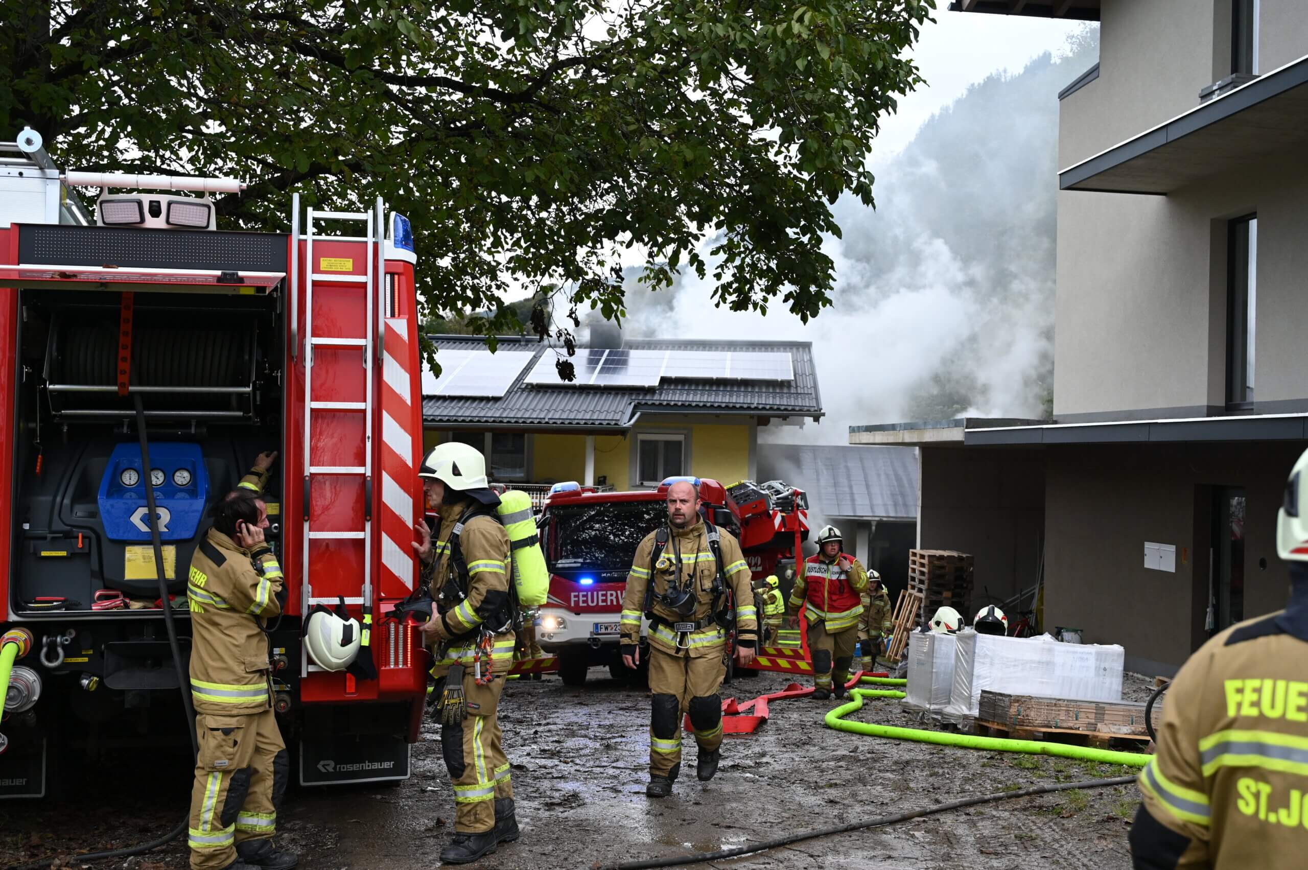 Alarmstufe 3 bei Garagenbrand in St. Johann: Feuerwehr rettet Wohnhaus