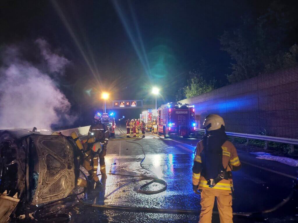 PKW Brand auf der Autobahn in Grödig