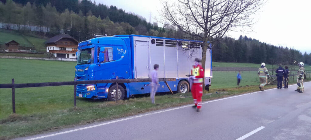 Lkw-Unfall bei Salzburg, Einsatzkräfte von Feuerwehr und Polizei koordinieren die Einsatzleitung
